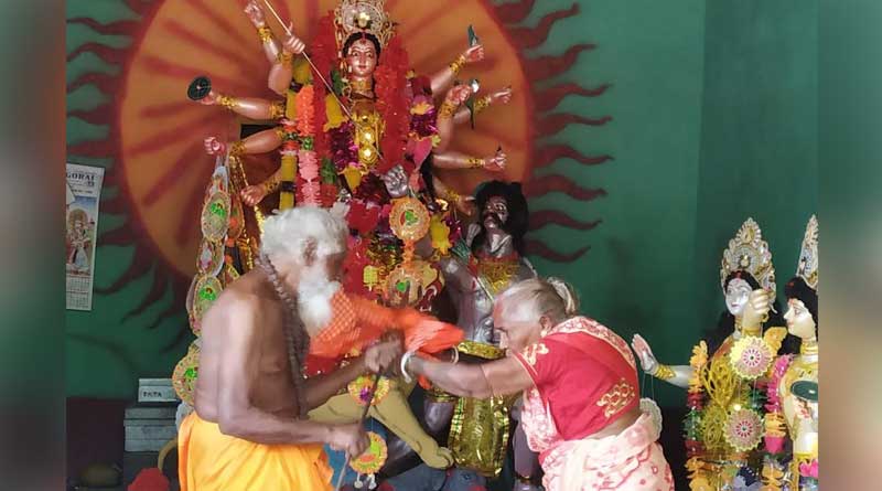 Husband was beaten by the wife in front of Durga