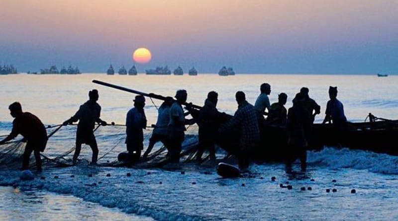 Pakistan apprehends 16 Indian fishermen