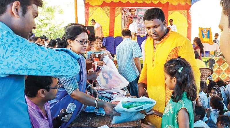 Burdhwan: Primary school teachers gift new cloths to student on pujo
