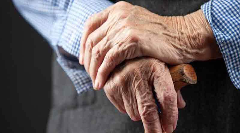 Inhumane! Family forces 70 years old man to leave house suspect corona infection