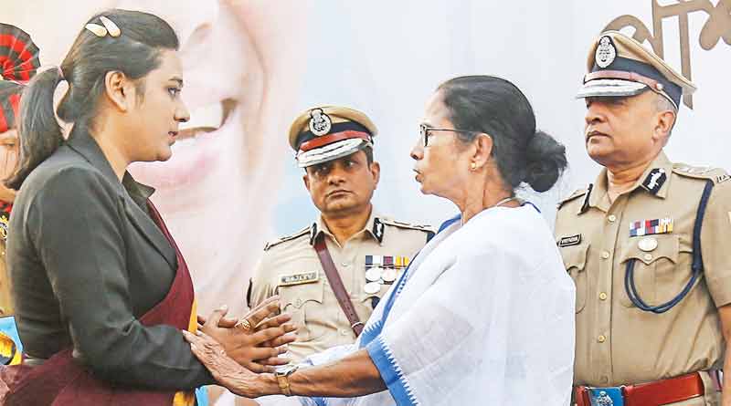 Mamata honours Amitava Malik, wife receives medal