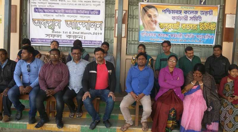 Non teaching staffs protest in College