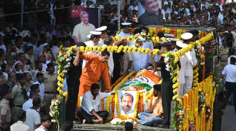 Manohar Parrikar's funeral at Miramar beach,Kampal with people around