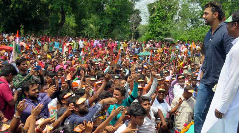 Thousands of people gathered in Dev's road show