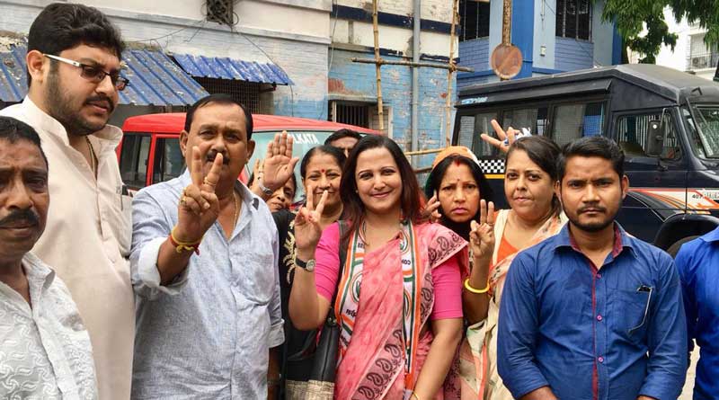 Distrbution Of bag by Congress sparks row in Kolkata