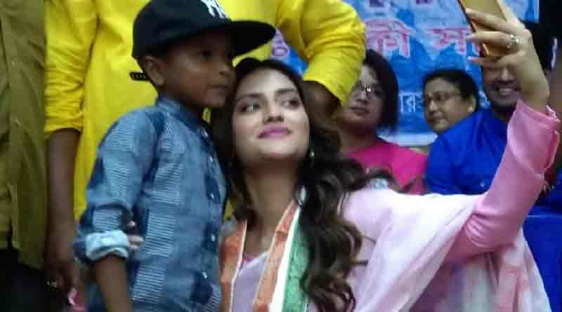 nusrat selfie