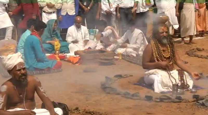 Digvijaya Singh performs 'pooja' in the presence of Computer Baba