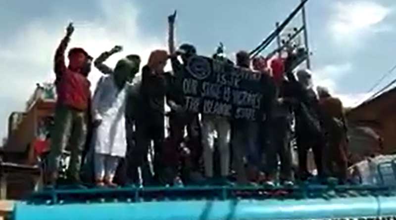 Clashes erupts between protesters and security forces in Srinagar
