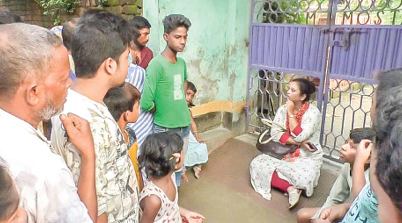 Wife starts Dharna infront of in-laws house to stop husband's 2nd marriage
