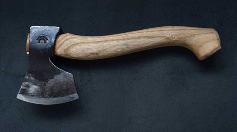 A teacher threats student by putting axe to his throat,video goes viral