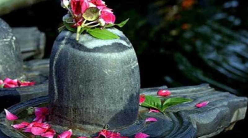 Muslims In Kanpur Offer Fruit & Milk To Devotees Visiting Hindu Temple.