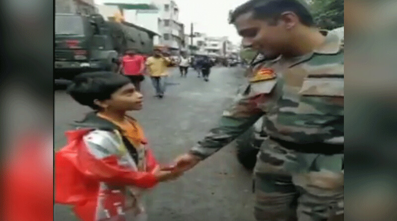 A child saluting Army jawan for Maharashtra flood rescue