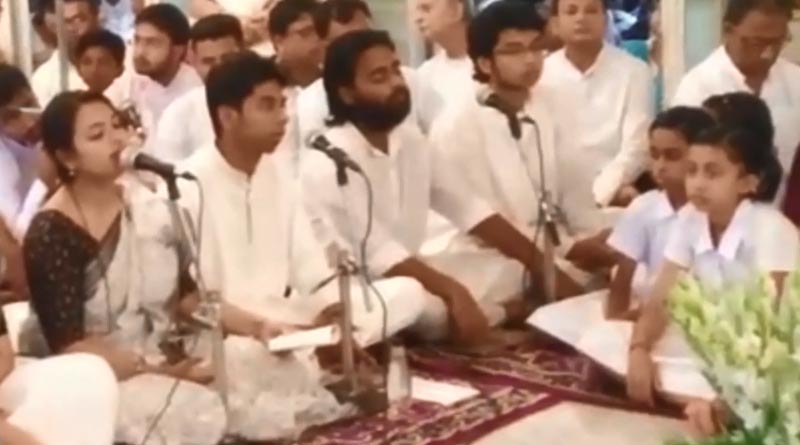 Students of Vishwabharati pay homage to Rabindranath Tagore