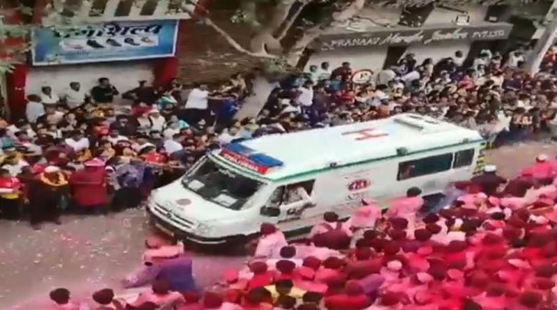 Devotees make way for ambulance in Ganpati Visarjan procession
