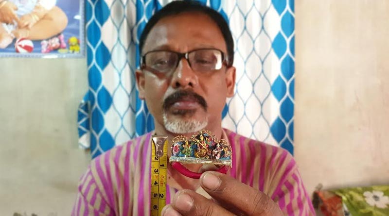 An artist of Ranaghat makes a Durga idol of half inch