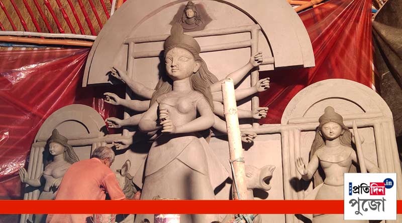 Tala Barowari of North Kolkata depicts golden grass this Puja