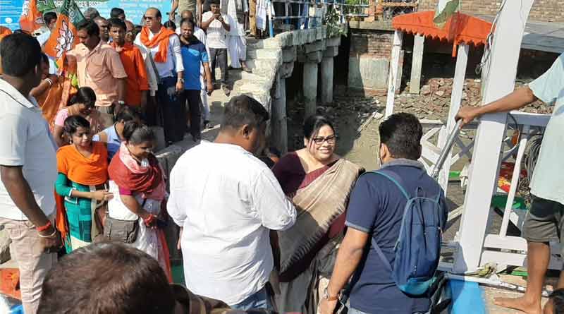 Debasree Chaudhuri the BJP leader faces protest at Gosaba