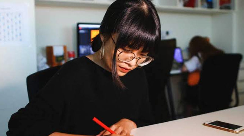 A Japanese companies ban women from wearing glasses at office