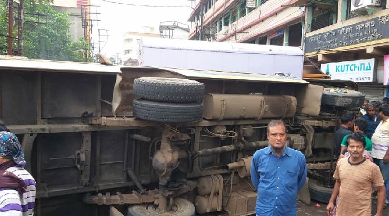 one person died in accident After a bus overturned in Domjur road