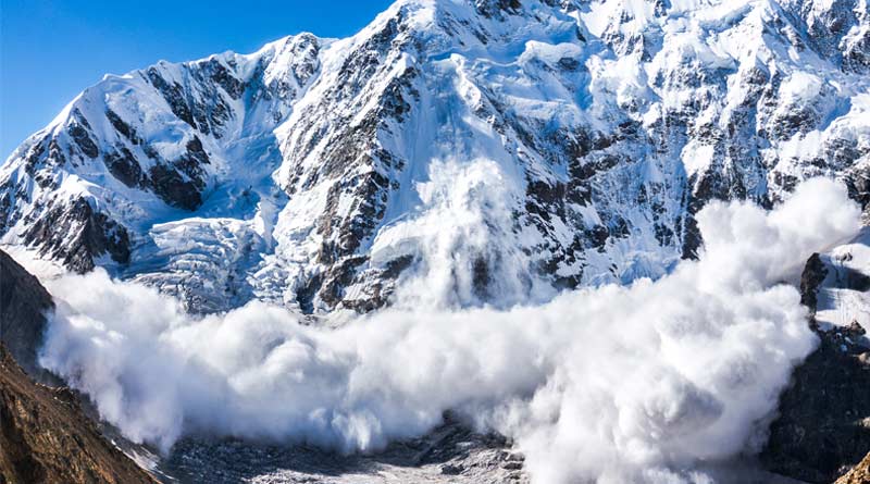 5 Army soldiers among 10 killed in avalanches in Kashmir
