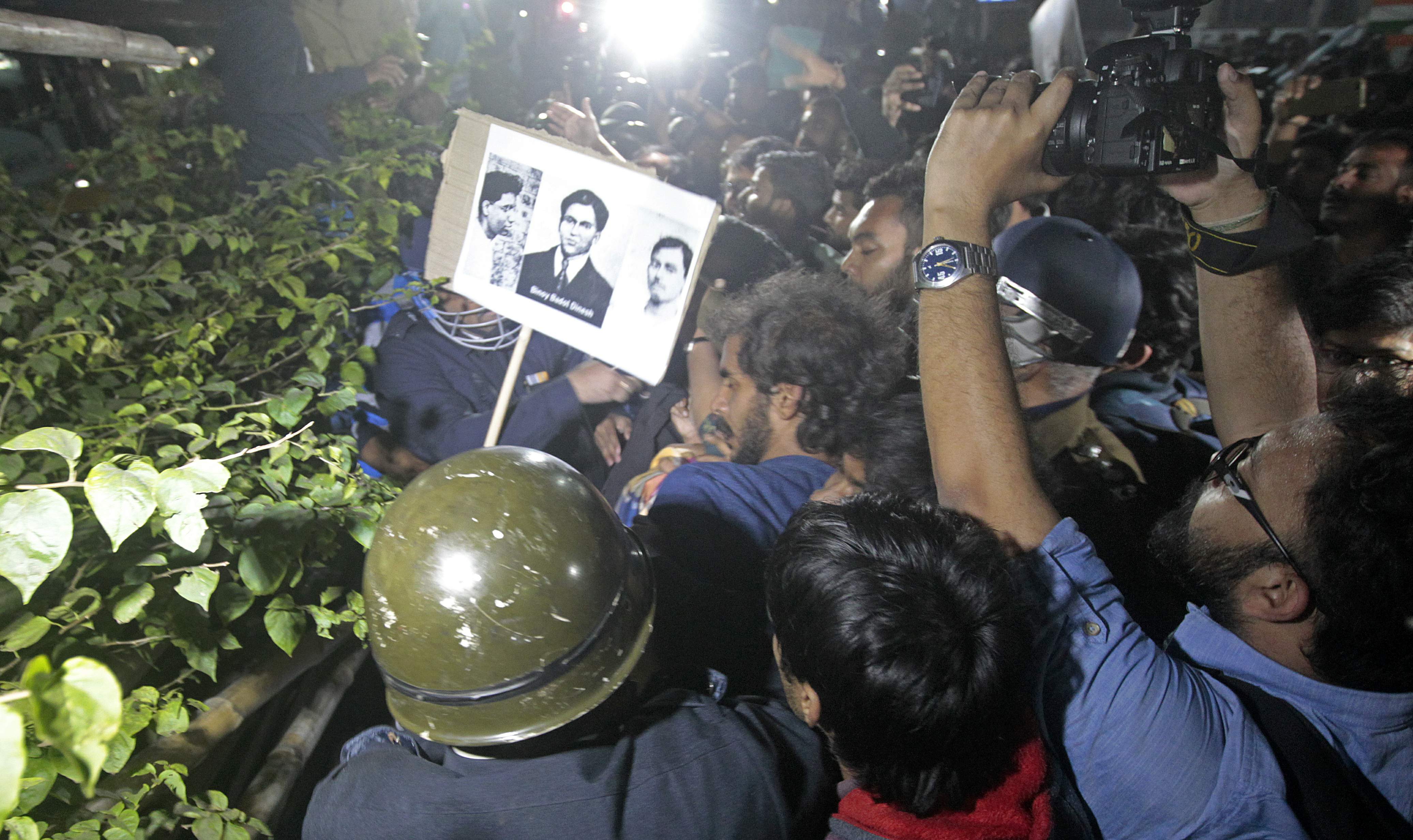 Anti CAA protest of students in Kolkata,clashes with police
