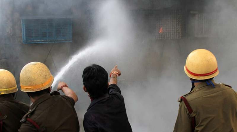 Massive fire breaks out in beleghata | Sangbad Pratidin
