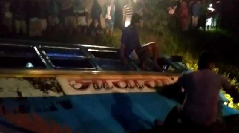 Bus fell into deep well near Diamond Harbour, rescue work going on
