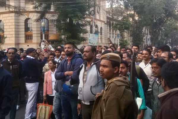 rajbhaban-crowd
