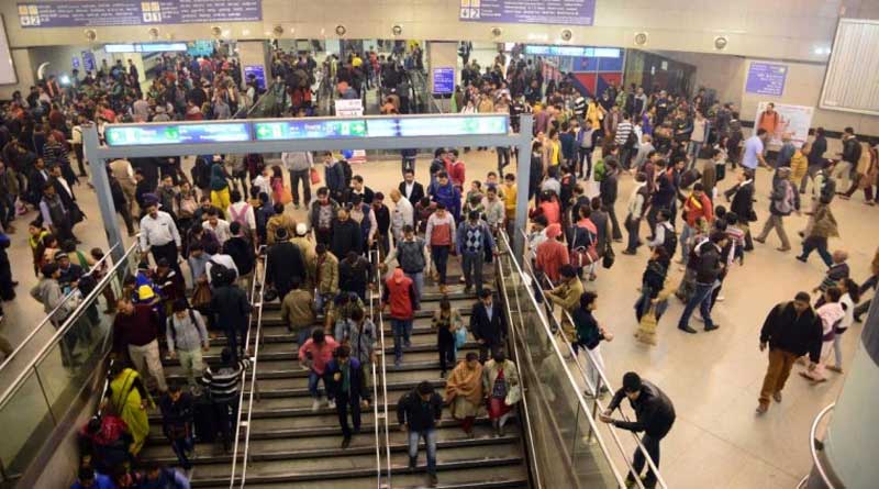 Goli Maaro slogan at Delhi's metro station in rush hour, 6 detained