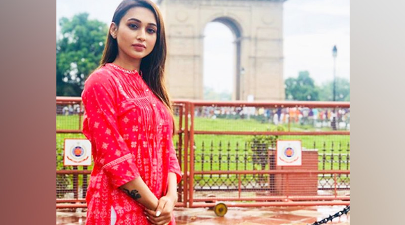 Mimi Chakraborty distributes cake, biscuits among Jadavpur police
