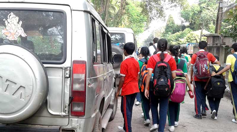 Another pullcar with students accident at Kolkata but escapes danger
