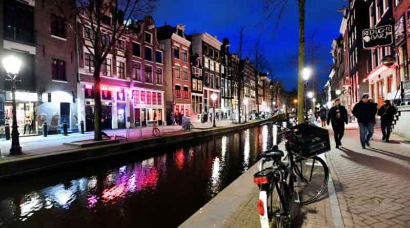 Amstardam Shut sex clubs, people queded in front of marizoana Shop