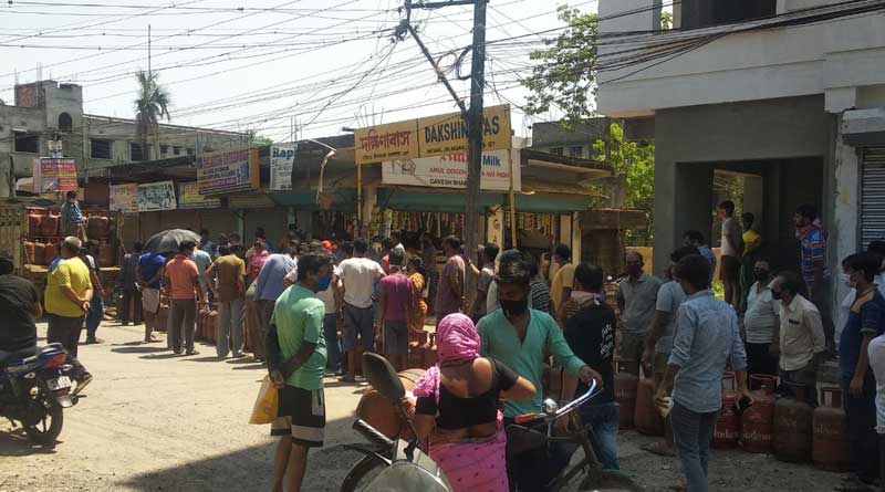 Gathering on road to collect cooking gas cylinder at Baguiati in Kolkata