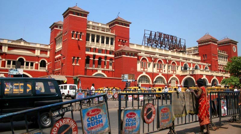 Railway employee urinates on parked train at Howrah station | Sangbad Pratidin