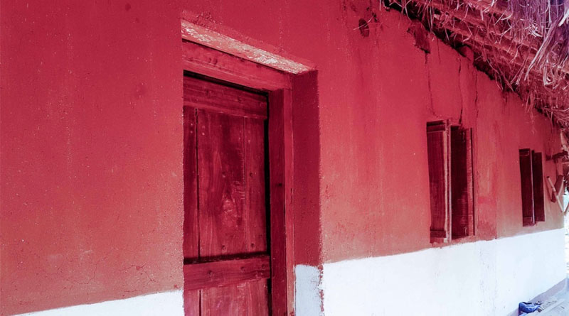 'Stay distant', new posters on doors by householders to fight Corona