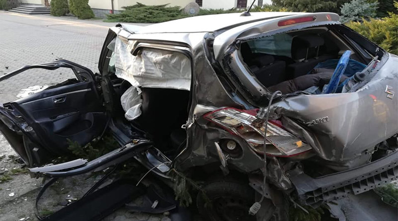 Car hits roundabout, car flies in the air, the footage got viral