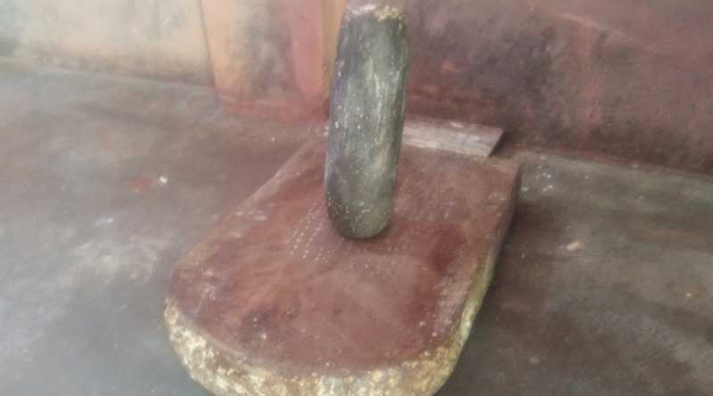 Rolling pin stands on Grinding stone for supernatural power,gets viral