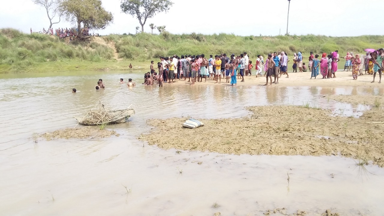 Two sisters drawn while taking bath at Ajay river