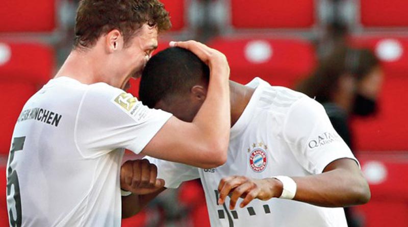 No Social Distancing, Bayern Munich's Players hugged each other