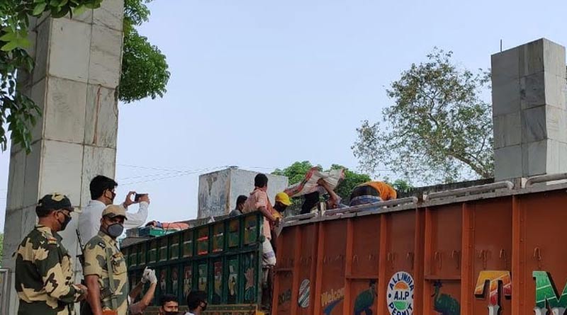 Workers protest at Petrapol border, Bongaon allege mafia menace