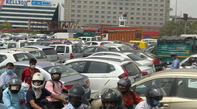 Hundred of pedestrians protest to shut Delhi-Gurugaon border