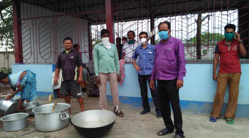 Businessman from Burdwan serves food to the distressed people silently