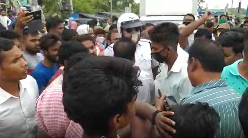People block road at varoius parts of North and South 24 PGS for demanding electricity