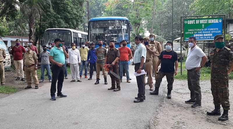 Trained employess from Forest department come to work with Army in post Amphan Kolkata