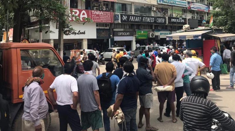 Long queues outside liquor shops, social distancing goes for toss in Kolkata