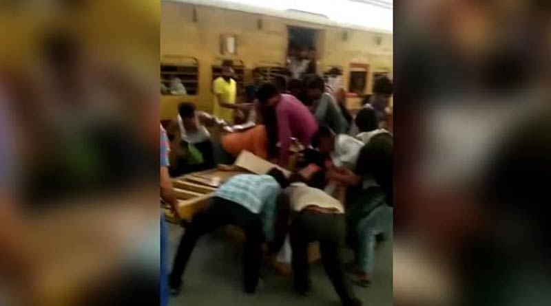 Migrants looting food, water at Delhi station shows raw desperation