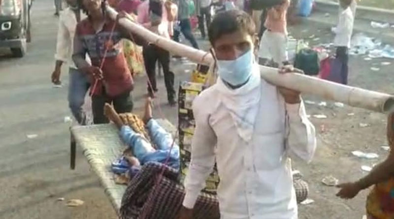 A migrant falmily walk 1300 km with an injured child in bamboo stretcher