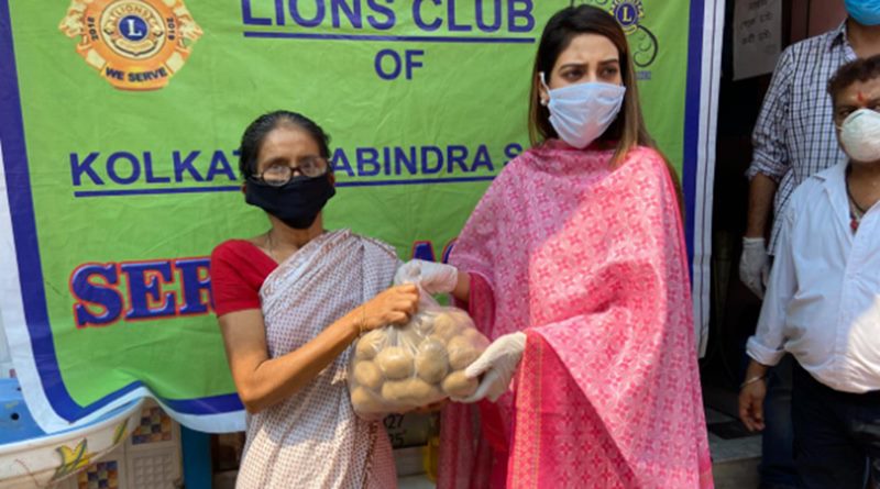 MP and actress Nusrat Jahan distributed ration to old age home of Behala