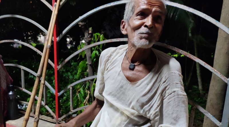 Old man spent few days by eating leaves only at Kolkata Station