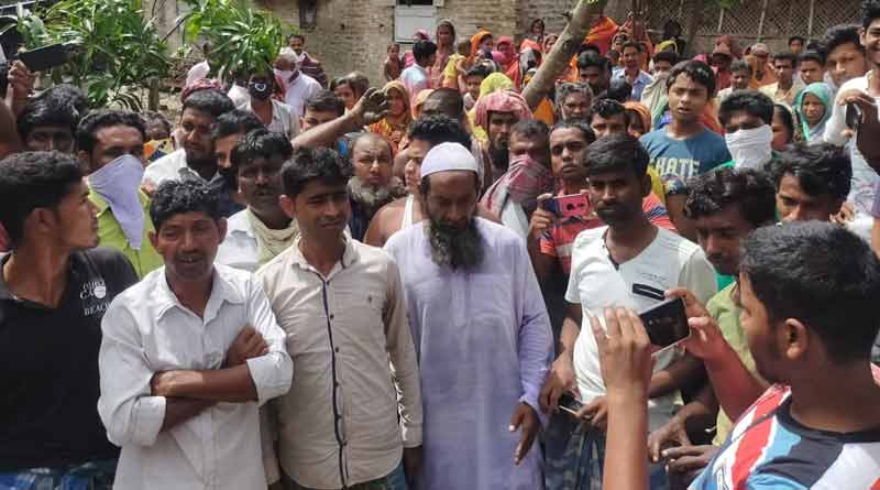 Local people stage protest in Bhangar against financial disputes